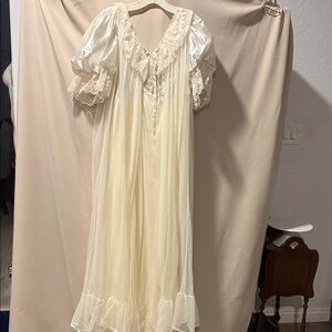 1950’s Vintage Peignoir Cream Lace Neglige - Elegant Women's Nightdress